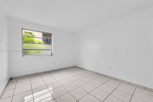 Building Photo - 325 NW 72nd Ave