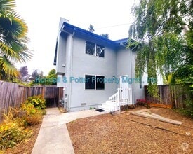 Building Photo - Spacious 2br Duplex with Yard!
