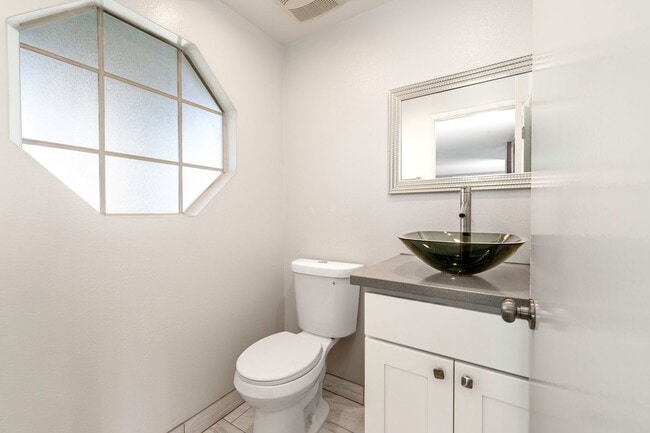 Building Photo - 2 Story dream home, 3 bedroom, 2 and 1/2 B...