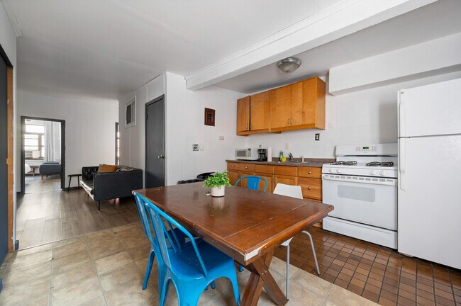 Building Photo - 301 W 31st St