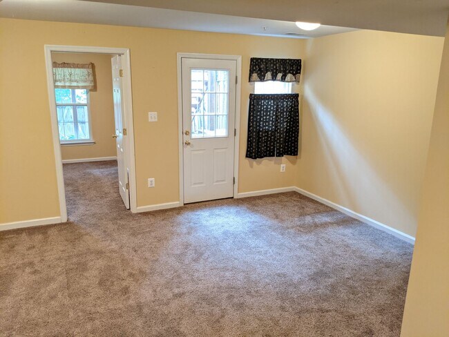 Building Photo - Townhouse in Spring Ridge community - OAKDALE school district - available before the holidays!