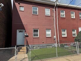 Building Photo - 117 44th St