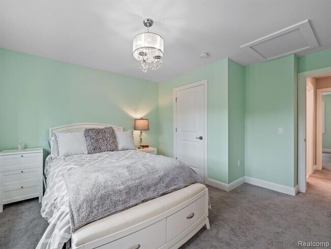 Building Photo - 3511 Lakecrest Dr