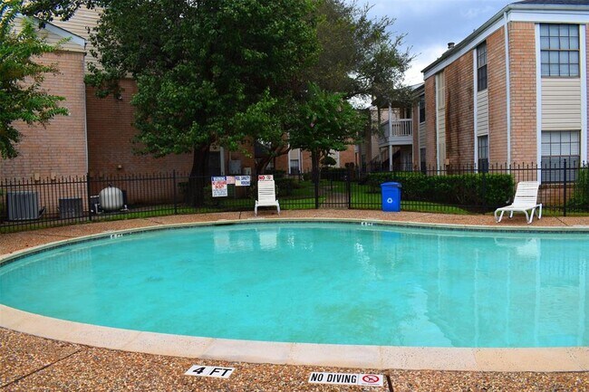 Building Photo - 2750 Holly Hall St