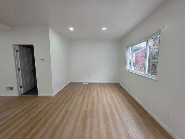 Building Photo - Fully Rehabbed 3 bedroom 2 bathroom house for rent!