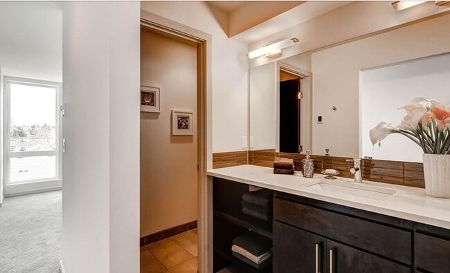 Building Photo - Ballard Townhouse