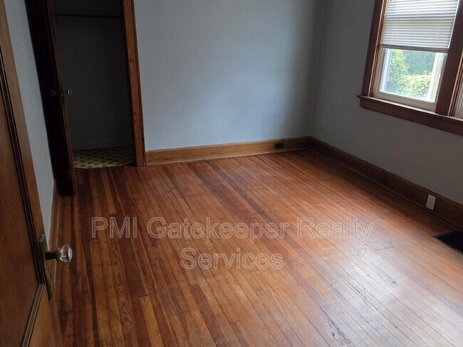Building Photo - 4370 St Lawrence Ave