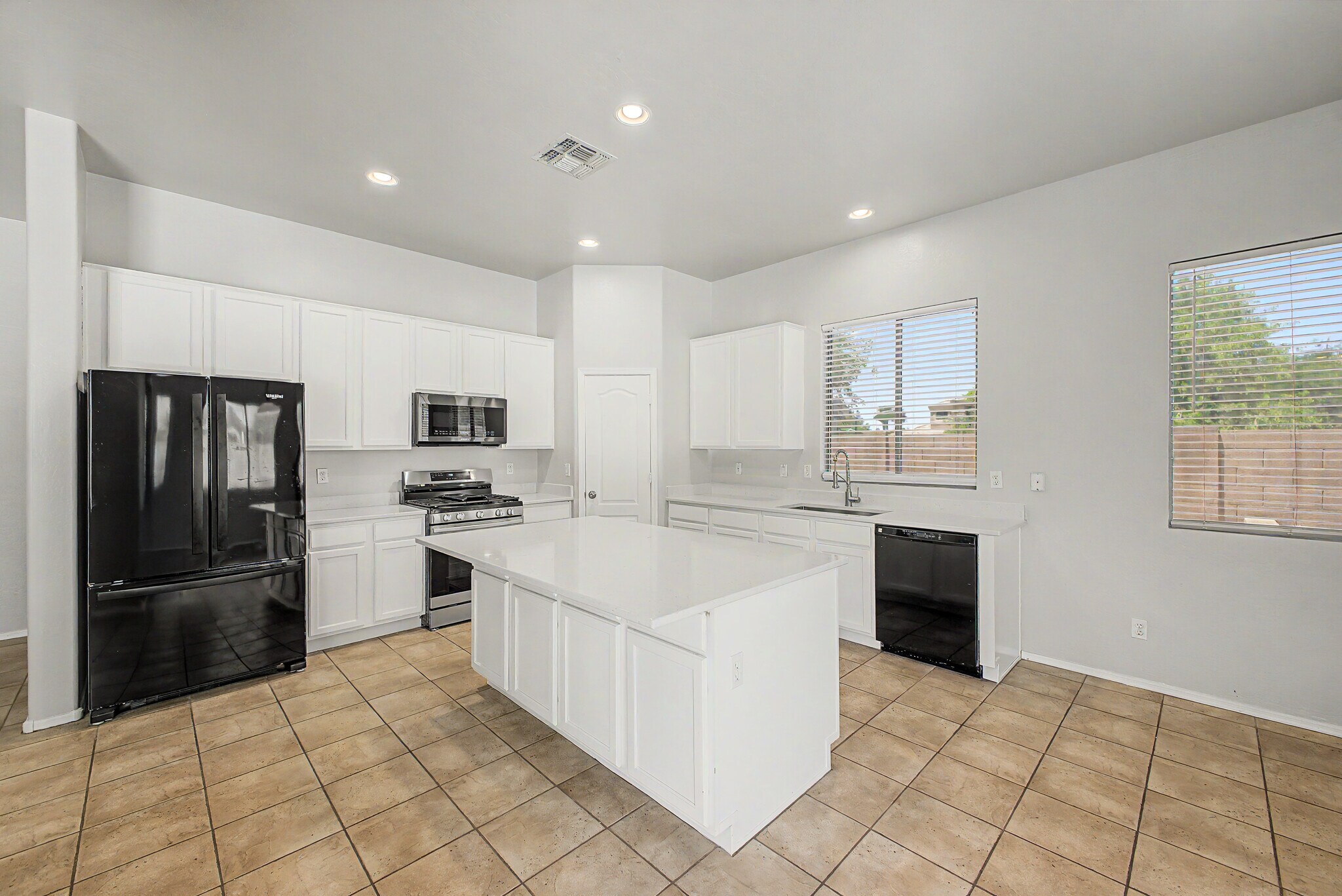 Building Photo - 8634 E Hillview St