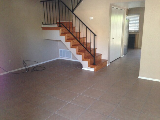 Building Photo - **BEAUTIFUL 2br/2.5ba TOWNHOME (ELLIOTT & ARIZONA AVE)