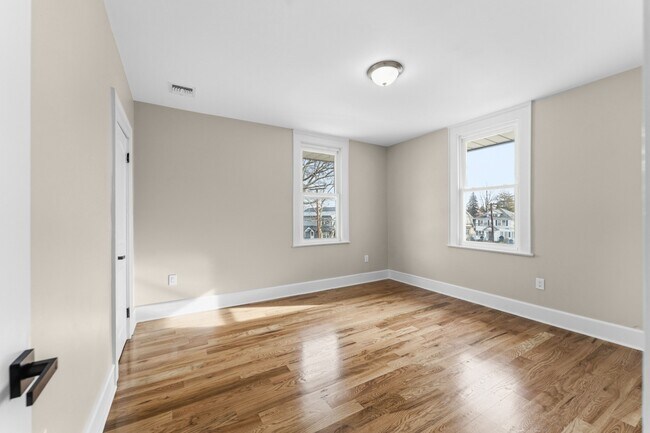 Building Photo - 94-96-96 Montrose St