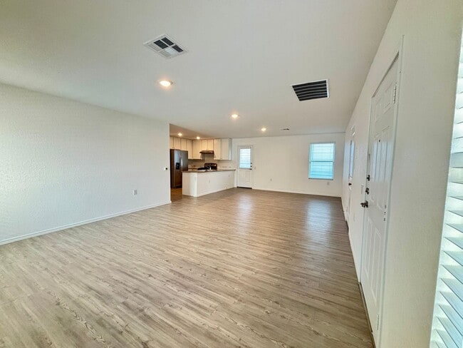 Building Photo - Almost New 3/2 in Thea Meadows