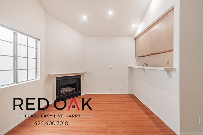 Building Photo - 4651 Cahuenga Blvd