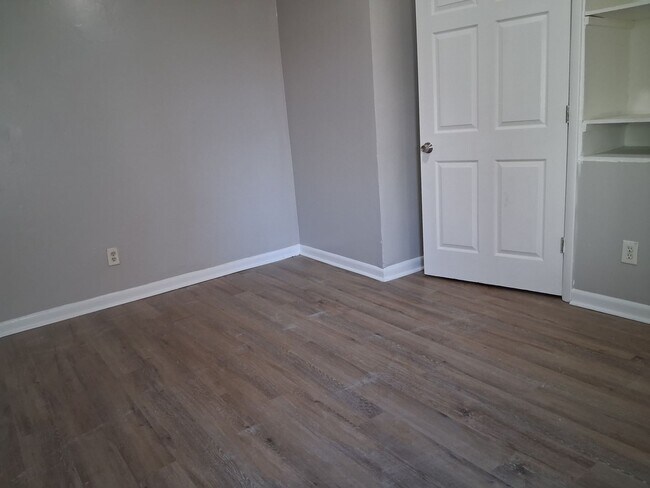 Building Photo - 530 Columbia Ave