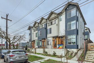 Building Photo - Modern 3bed/2bath Townhome in Rainer Valley Neighborhood!