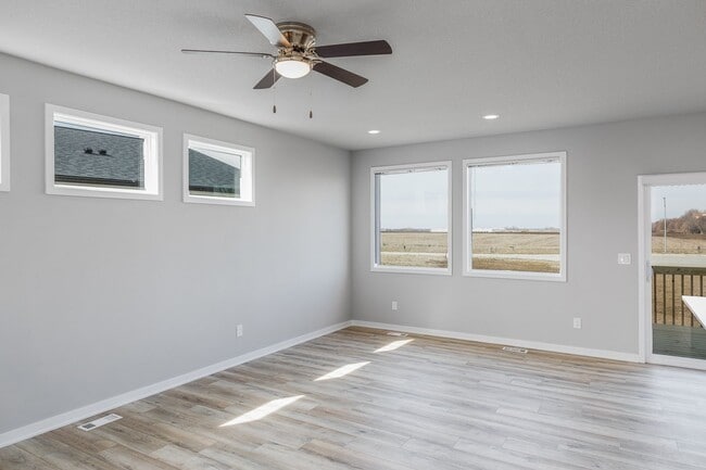 Building Photo - Stunning 3 Bedroom Home Nestled in Norwalk