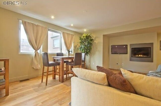 Building Photo - Elegant Contemporary Town Home with 2 bedrooms/4 baths with Private Elevator Coming Available Soon!