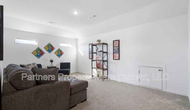 Building Photo - 1918 Larkspur St