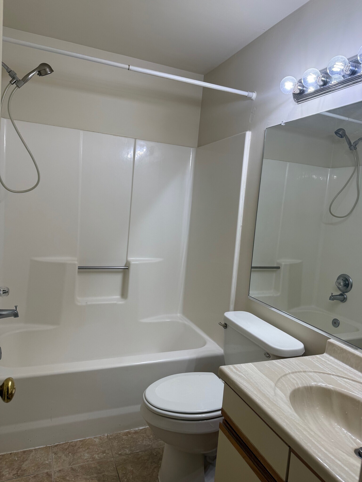 Upstairs full bathroom - 4614 Islander Ct