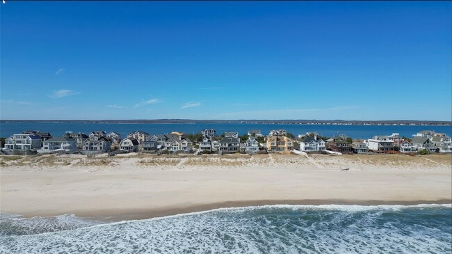 Building Photo - 825 Dune Rd