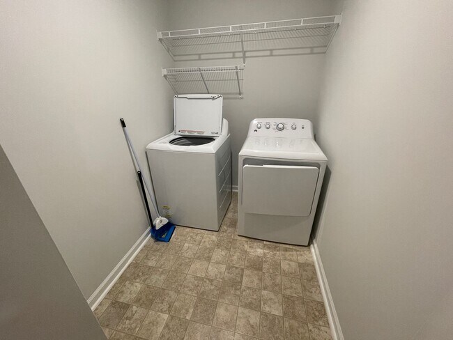 Building Photo - 3 bedroom home in Lexington area! Available in June