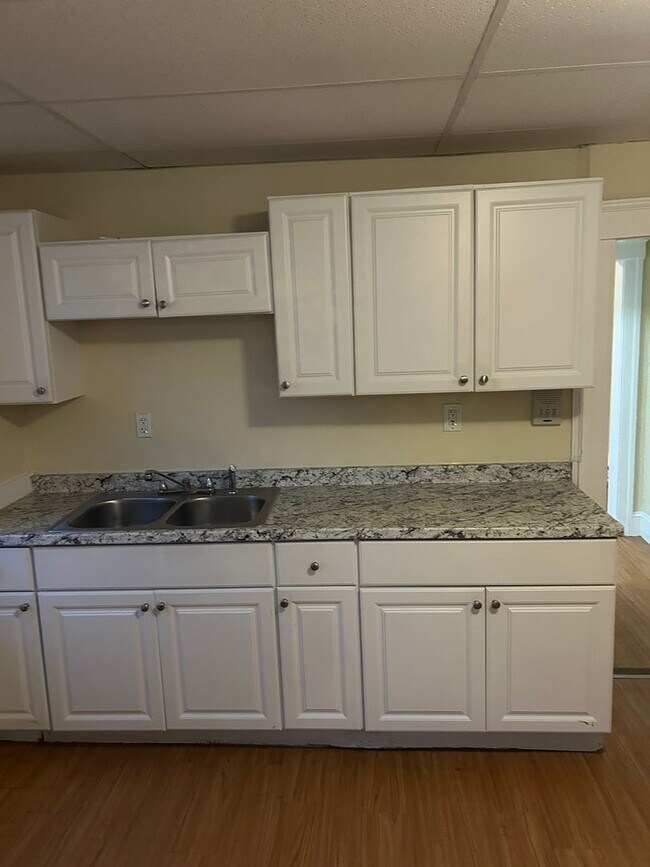 Building Photo - 1041 Main St