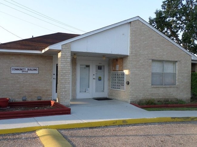 Building Photo - Kerrville Oaks Apartments