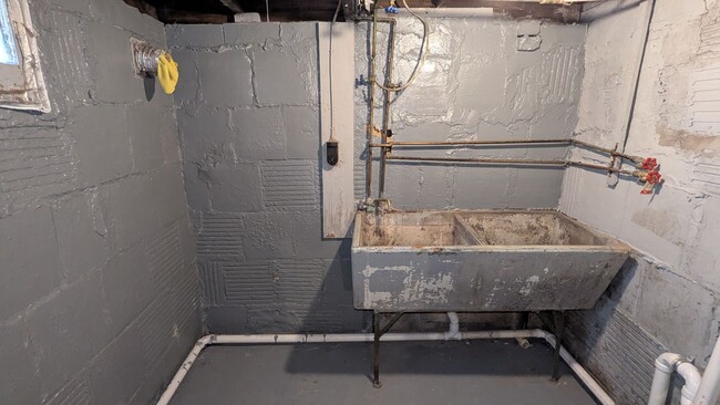 Building Photo - Newly renovated 2-bedroom, 1-bathroom home...