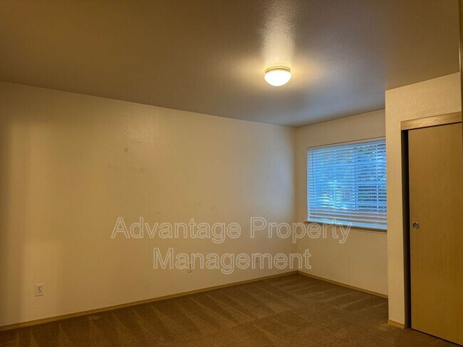 Building Photo - 739 Jackson St W