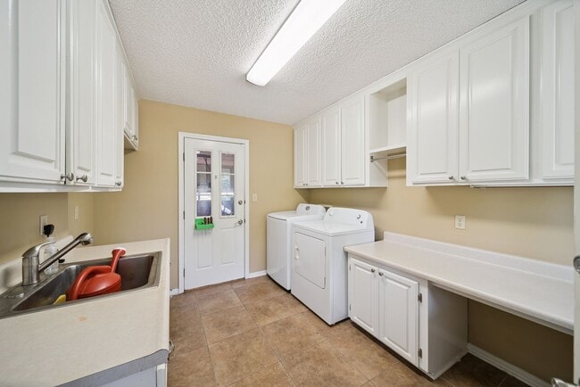 Building Photo - House for Rent 3 Bedrooms 2 Bath !!!!!