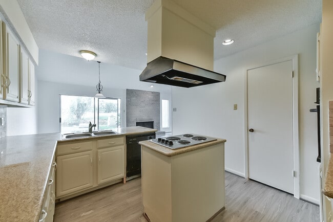 Building Photo - 1811 Veranda Dr
