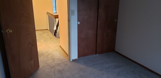 Building Photo - 3 BEDROOOM/1.5 BATH TOWNHOUSE