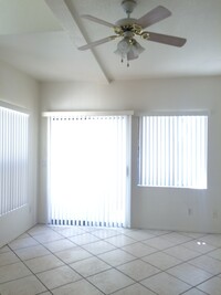 Building Photo - 3 bedroom 2 bath Townhouse with loft in Ch...