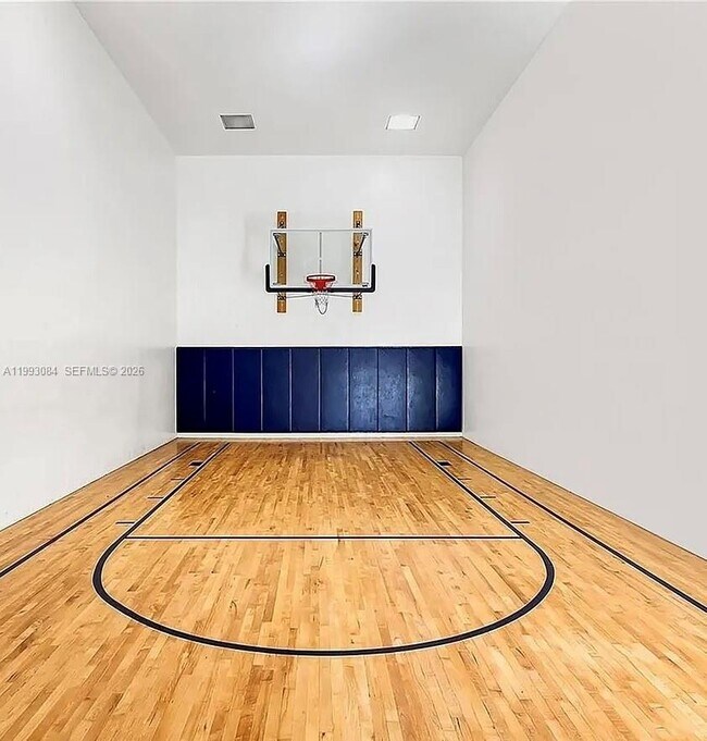 Building Photo - 5555 Collins Ave