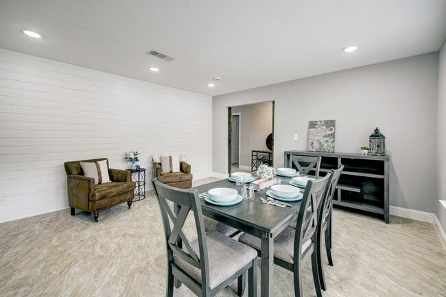 Building Photo - 10903 Hillcroft St