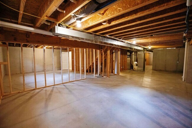 Building Photo - 3 Bed (with 4th bed potential downstairs),...