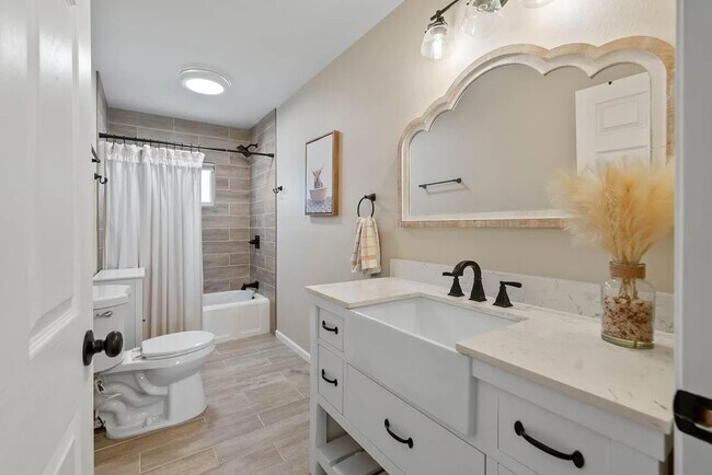 Building Photo - 112 E Page St