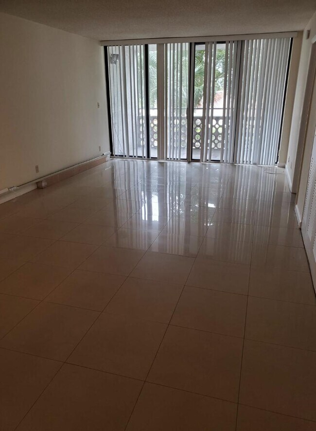 Building Photo - 4222 Inverrary Blvd