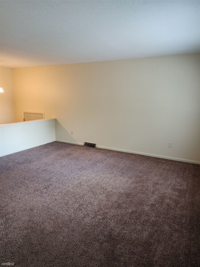 Building Photo - 3 br, 1.5 bath Duplex - 8 Hawthorne Place 10