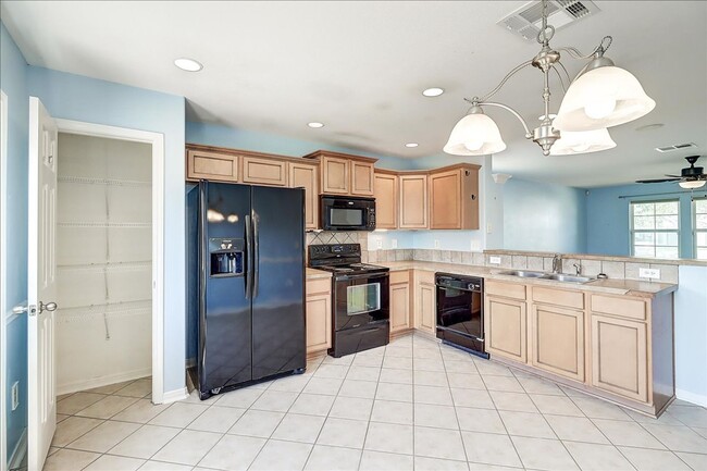 Building Photo - 2110 Encino Dr