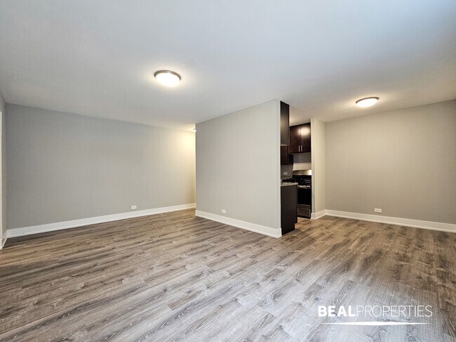 Building Photo - 532 W Surf St