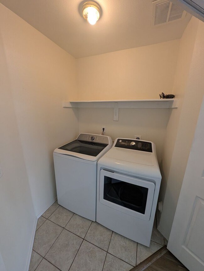 Building Photo - 3 Bedroom Townhome at Townes at Southpark ...
