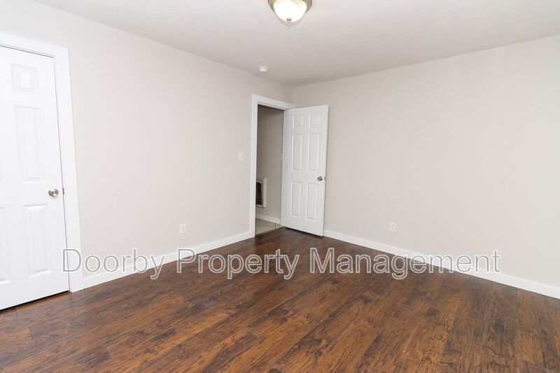 Building Photo - 1104 N Hawthorne St