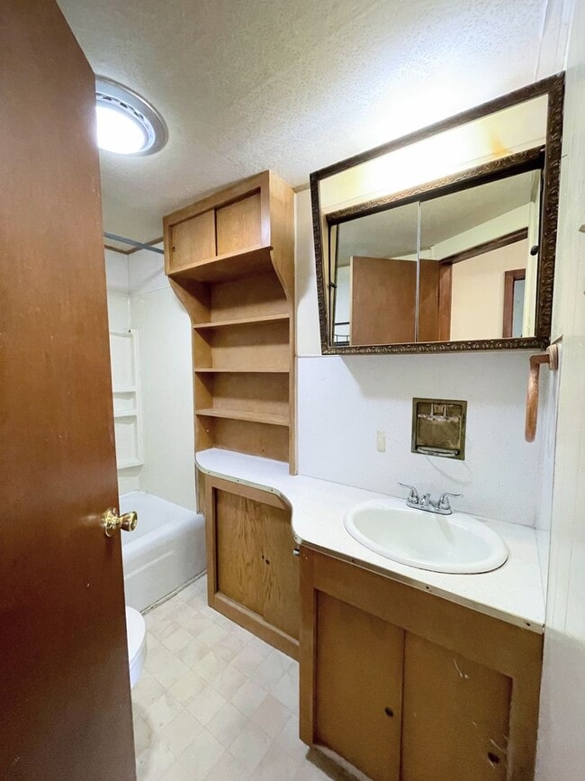 Building Photo - Large 2 bedroom home