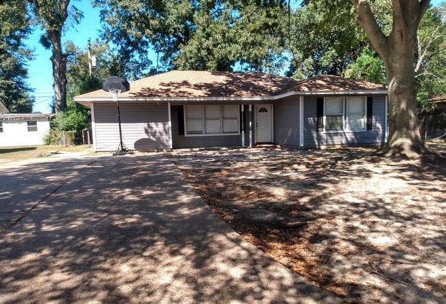 Building Photo - 412 Azalea Ave