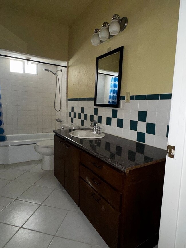 Building Photo - 909 NW Bell- Hot new listing!