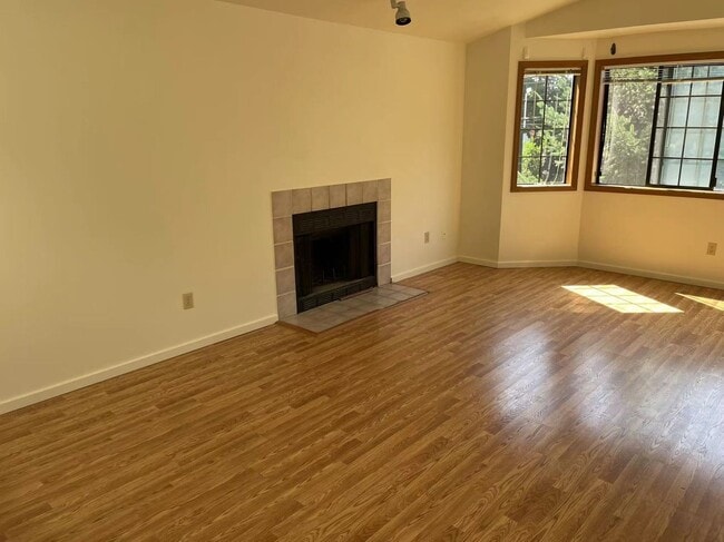 Building Photo - Spacious 3-bed, 2.5-bath house in Wallingf...