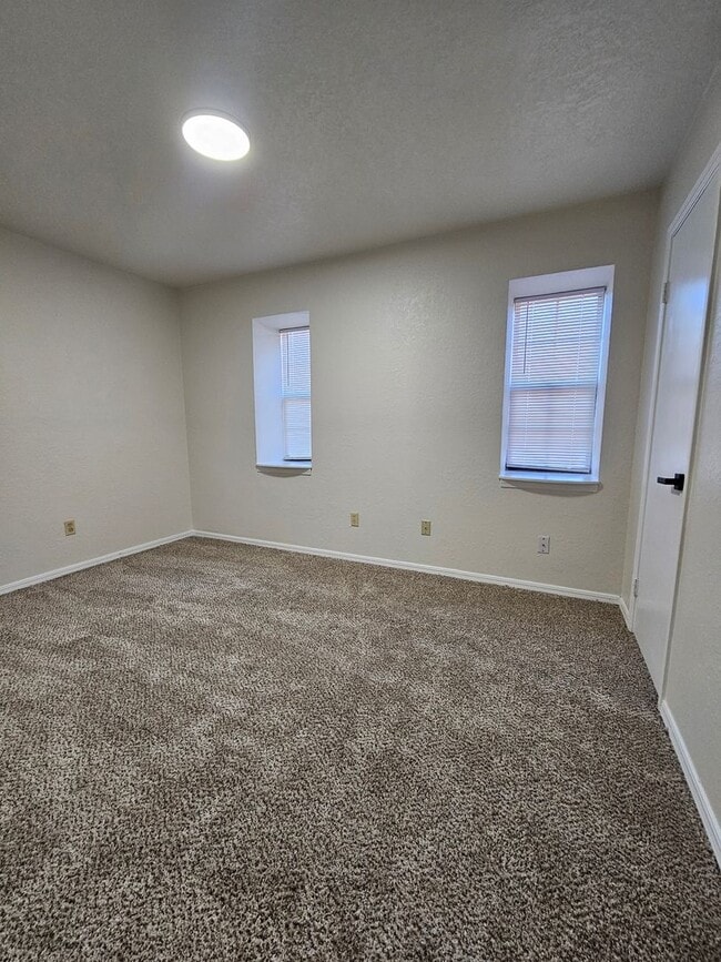 Building Photo - Two-Story Townhome w/ Over 1000 sqft! Avail NOW!