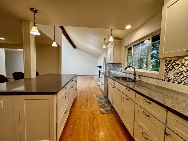 Building Photo - Amazing Lake Forest Park Home