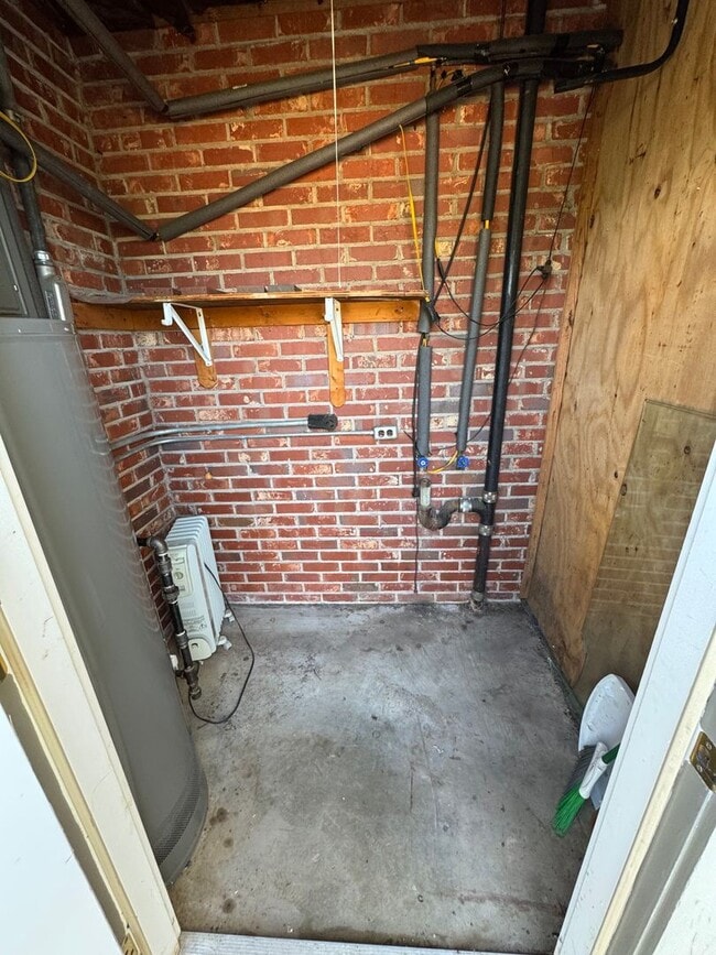 Building Photo - Spacious 2 Bed, 1.5 Bath Apartment in Prim...