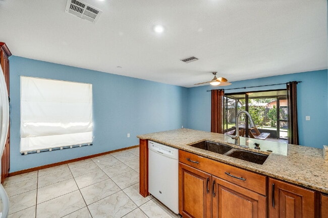 Building Photo - Beautifully updated Pool Home